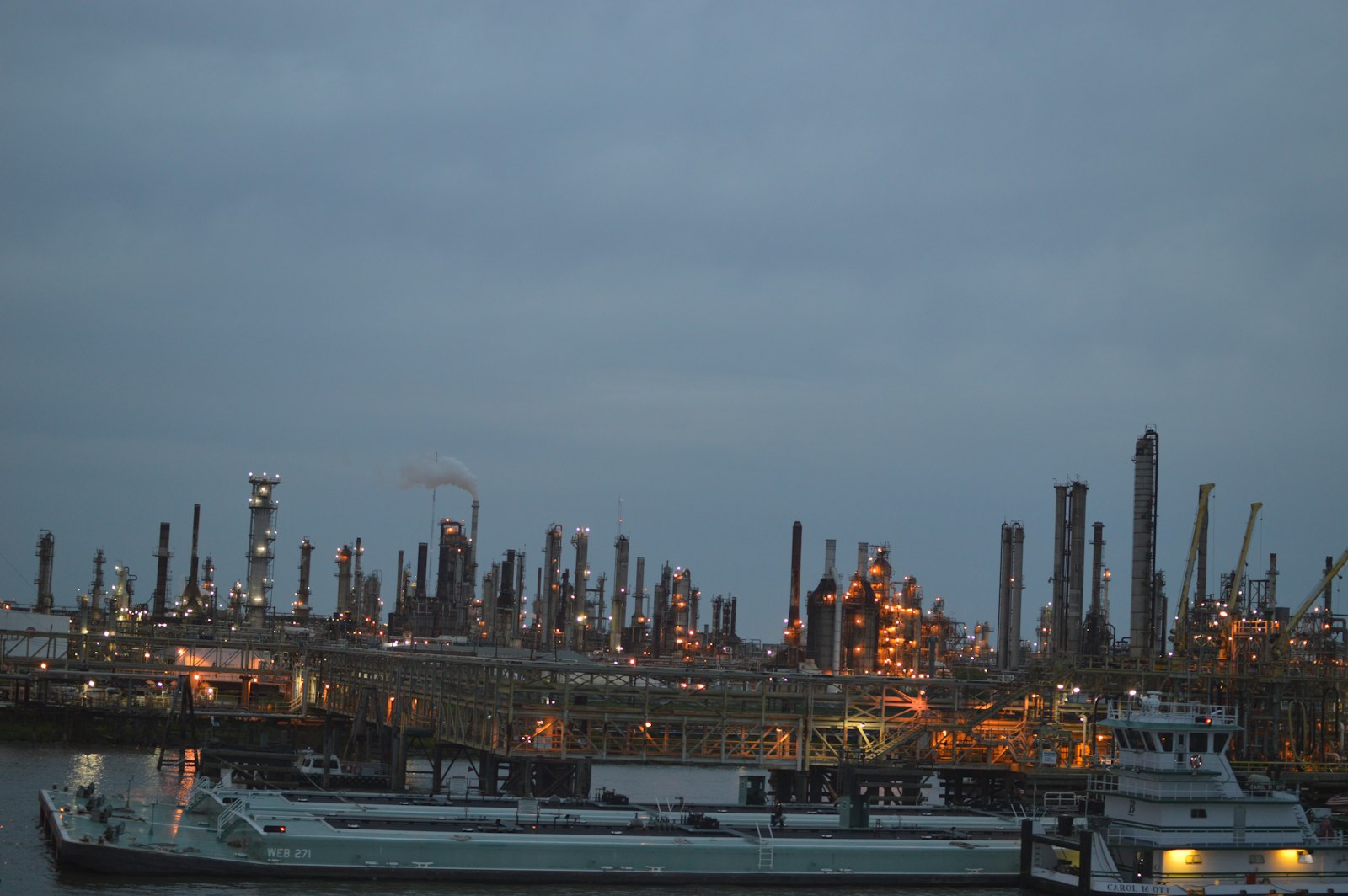Complejo de refinería industrial al atardecer