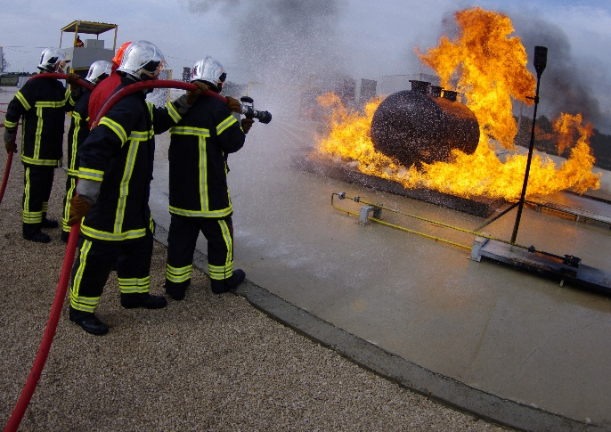 Sapeurs-pompiers lors d'un exercice d'extinction sur feu réel