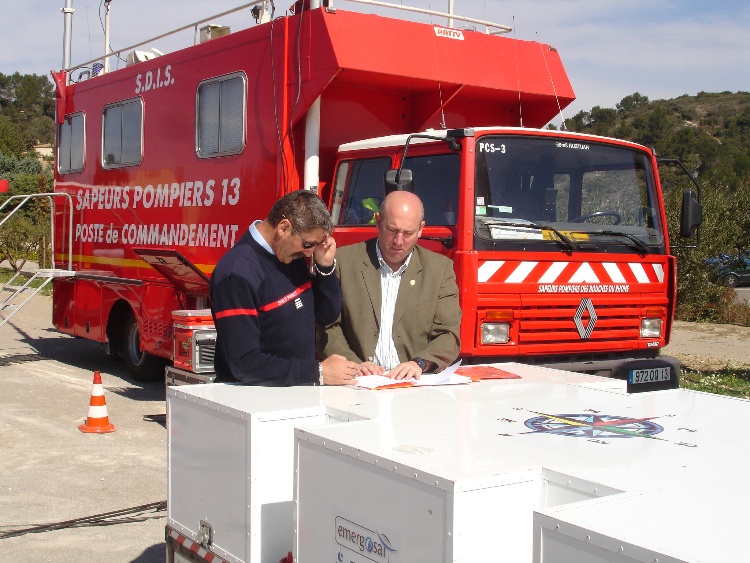Puesto de mando de bomberos durante un ejercicio de coordinación