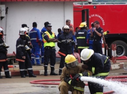 Bomberos y camión de intervención desplegados en el sitio